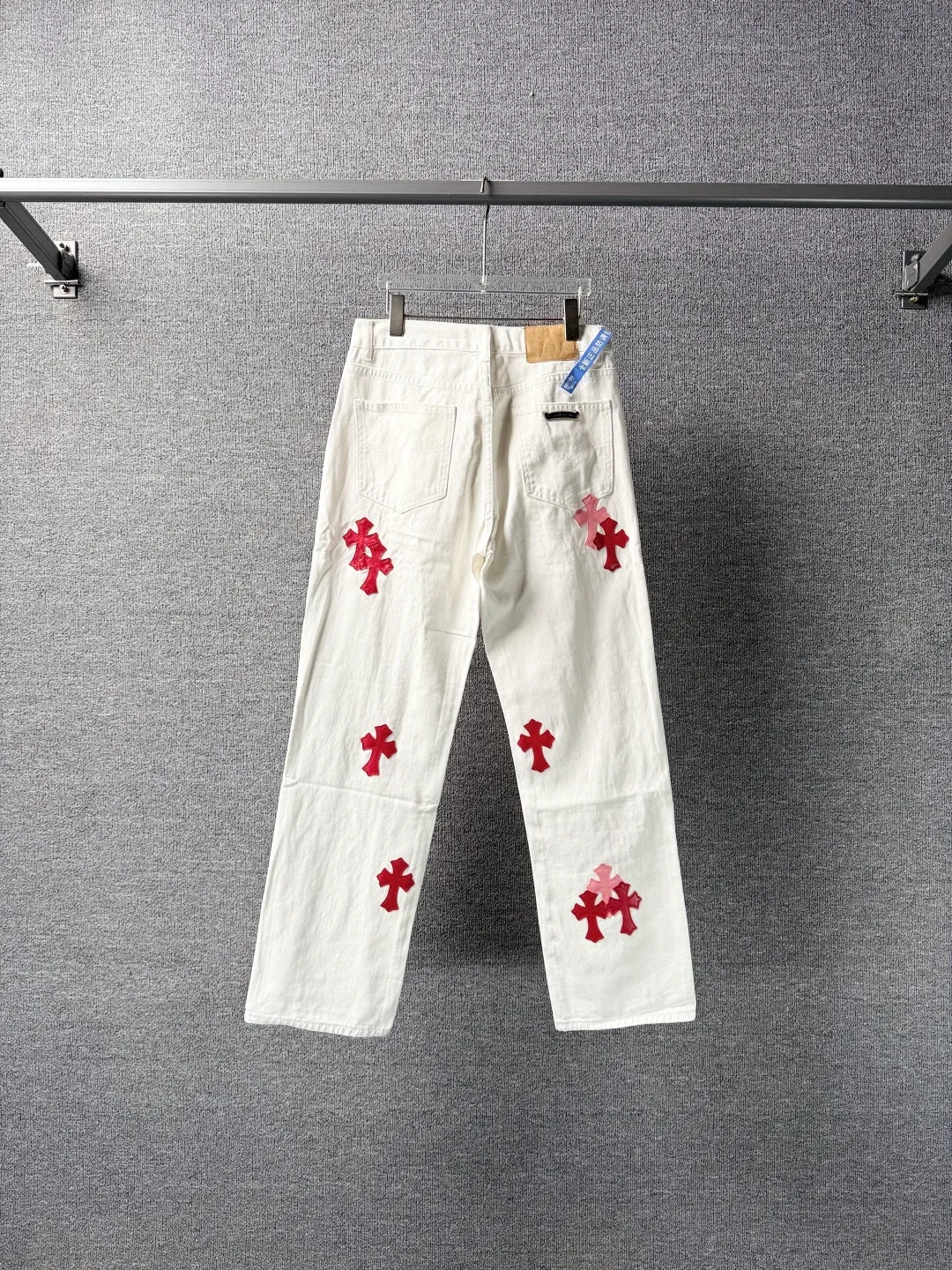 P230 💰 (Top version) Chrome Hearts/Chrome Hearts Classic white powder series colored leather cross washed color cloth unisex denim trousers Vibe style straight stacked god-level version Carbon fine bias denim color cloth Old vintage full set of hardware - Chrome Hearts white cow series The high version uses high-ounce customized fabrics, fermentation washing and soft color fixation, soft and thick to wear, the details are all made by hand-polished craftsmanship, all-over printed jacquard fabric Unique design style. Through multiple processes to create a full retro feel. Unique niche non-contrast shirt. Customized distressed spray-painted buttons. Craftsmanship in every detail. Color: white powder. Size: 28-30-32-34 (corresponding to S-M-L-XL)